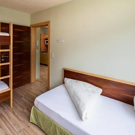 Apparthaus & Hofer アパート *