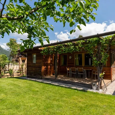 Apparthaus & Hofer アパート *